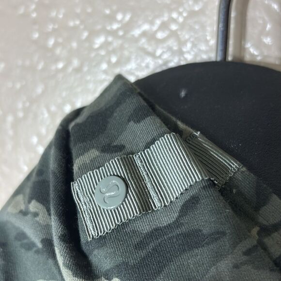 Lululemon unisex vinyasa customizable snap scarf green camouflage wrap GUC - Picture 4 of 4